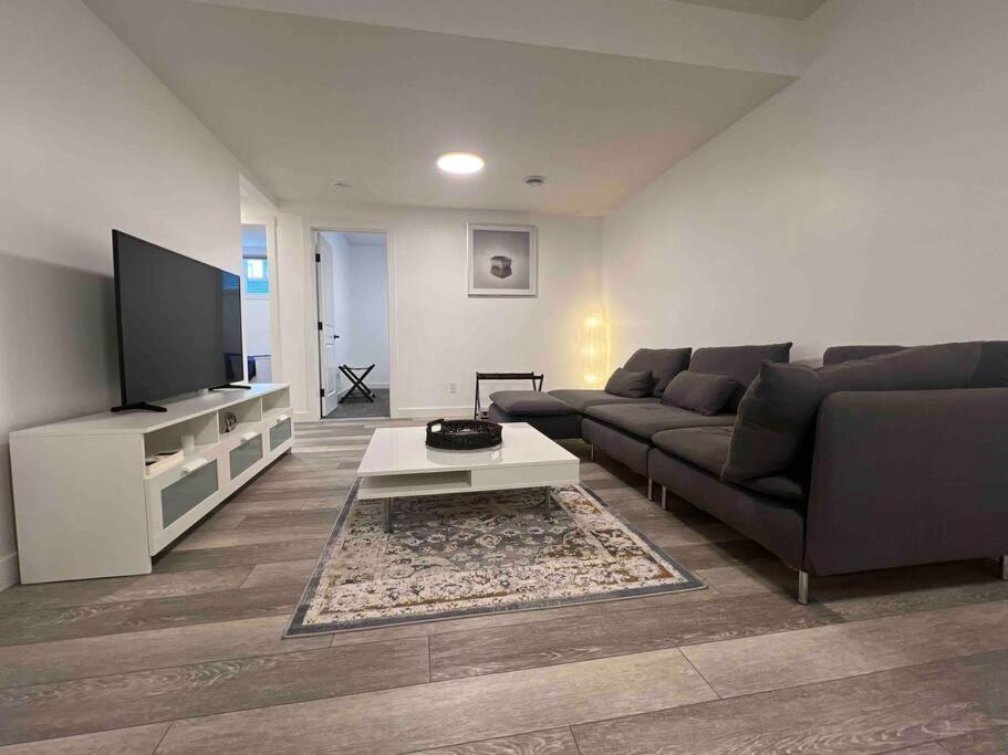 Newly Built 2 Bedroom Suite With Free Parking - Close To Banff National Park, Calgary Exterior photo