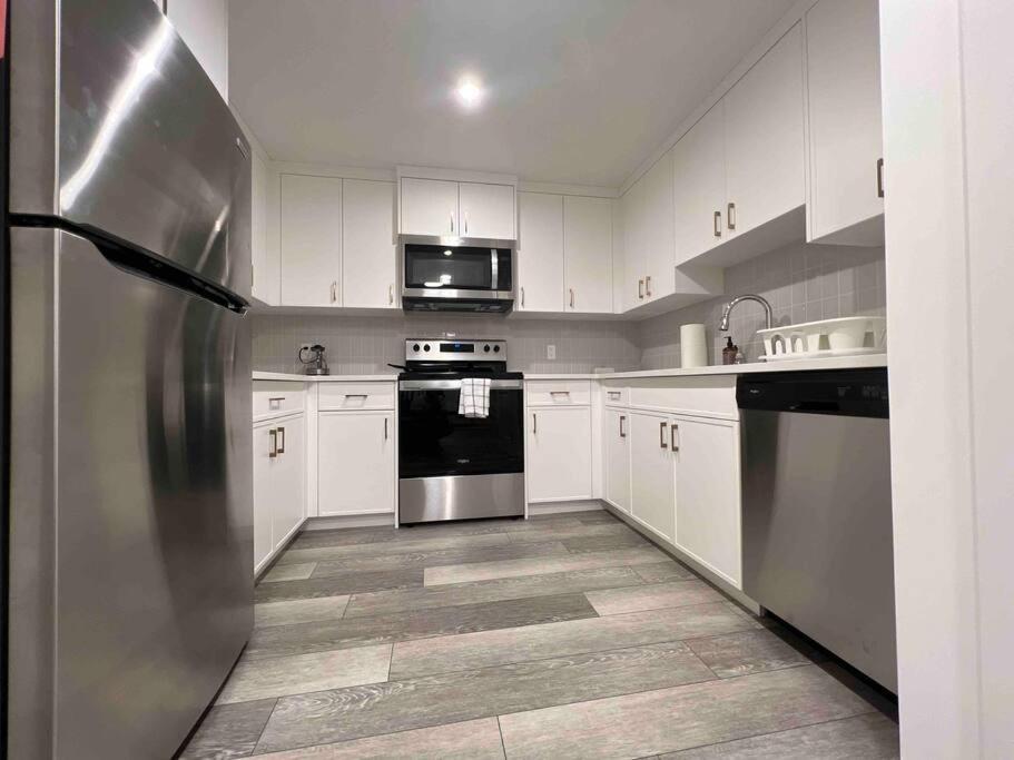 Newly Built 2 Bedroom Suite With Free Parking - Close To Banff National Park, Calgary Exterior photo