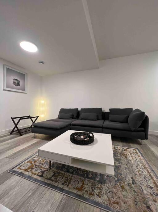 Newly Built 2 Bedroom Suite With Free Parking - Close To Banff National Park, Calgary Exterior photo